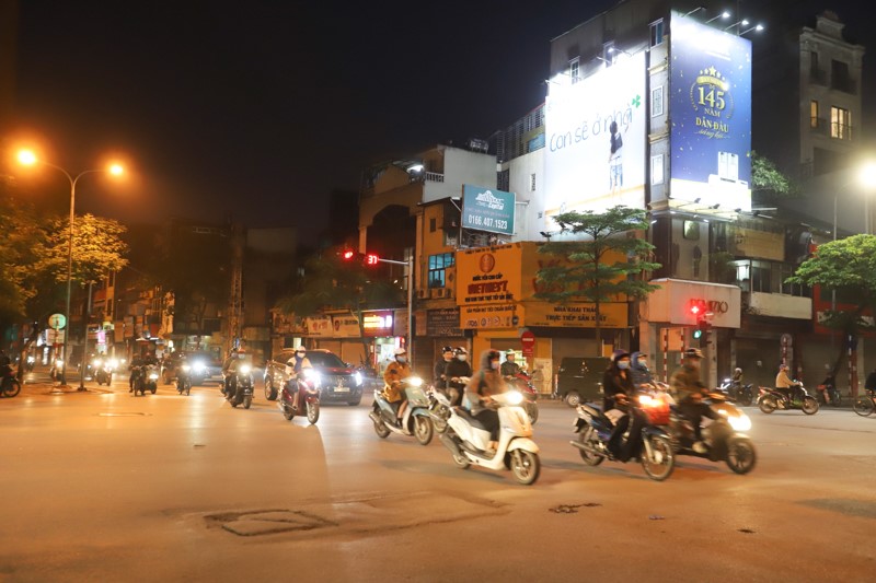 [Anh] Ha Noi: Ngay thu 7 thuc hien cach ly xa hoi, dong nguoi bat ngo do xo ra duong - Hinh anh 19