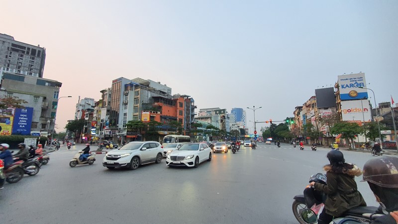 [Anh] Ha Noi: Ngay thu 7 thuc hien cach ly xa hoi, dong nguoi bat ngo do xo ra duong - Hinh anh 10