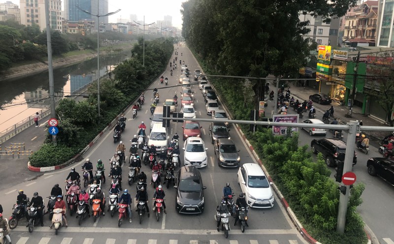 [Anh] Ha Noi: Ngay thu 7 thuc hien cach ly xa hoi, dong nguoi bat ngo do xo ra duong - Hinh anh 11