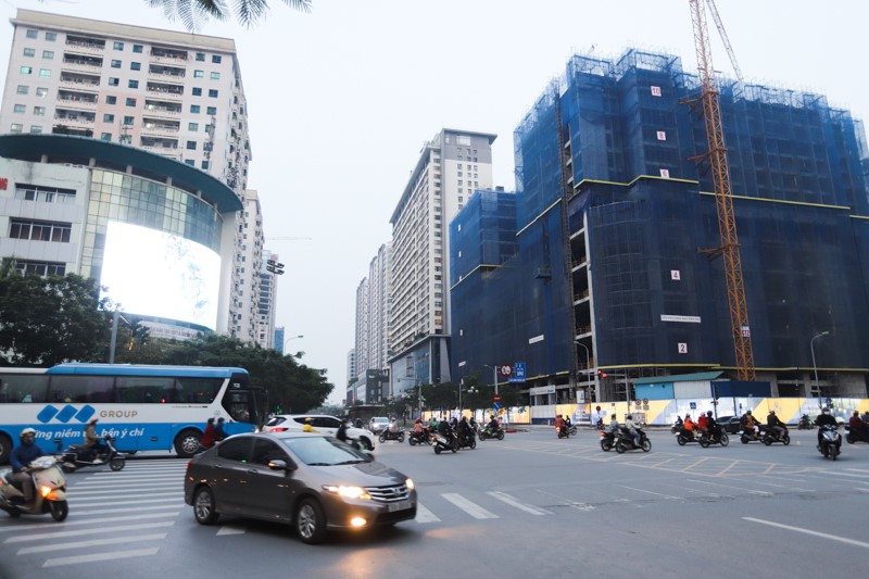 [Anh] Ha Noi: Ngay thu 7 thuc hien cach ly xa hoi, dong nguoi bat ngo do xo ra duong - Hinh anh 12