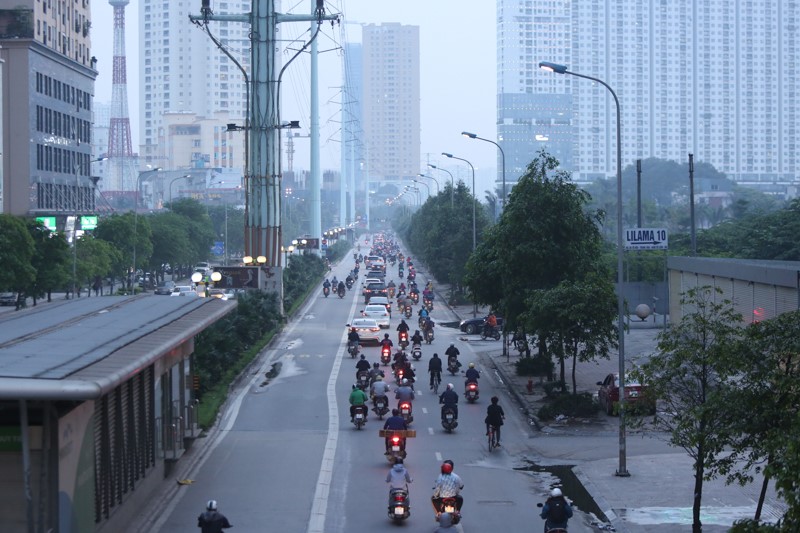 [Anh] Ha Noi: Ngay thu 7 thuc hien cach ly xa hoi, dong nguoi bat ngo do xo ra duong - Hinh anh 13