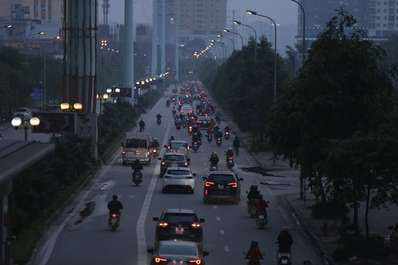 [Anh] Ha Noi: Ngay thu 7 thuc hien cach ly xa hoi, dong nguoi bat ngo do xo ra duong - Hinh anh 14