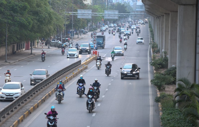 [Anh] Ha Noi: Ngay thu 7 thuc hien cach ly xa hoi, dong nguoi bat ngo do xo ra duong - Hinh anh 1