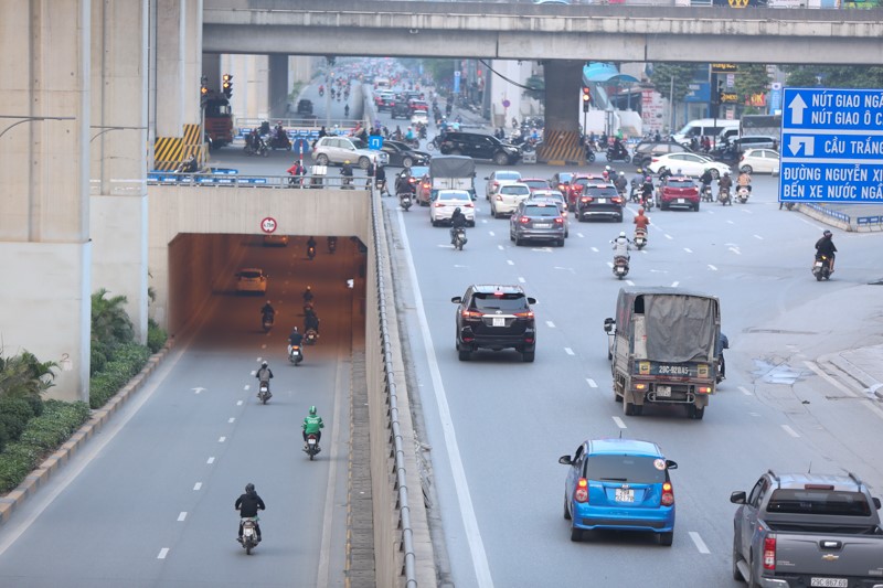 [Anh] Ha Noi: Ngay thu 7 thuc hien cach ly xa hoi, dong nguoi bat ngo do xo ra duong - Hinh anh 2