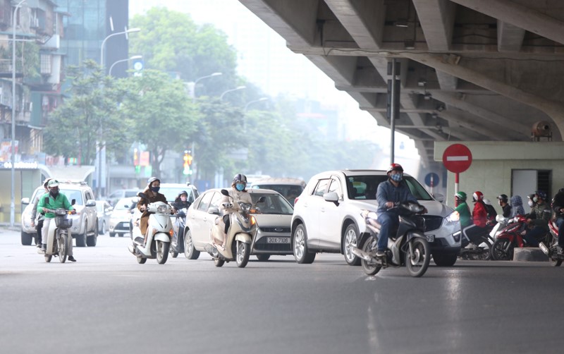 [Anh] Ha Noi: Ngay thu 7 thuc hien cach ly xa hoi, dong nguoi bat ngo do xo ra duong - Hinh anh 3