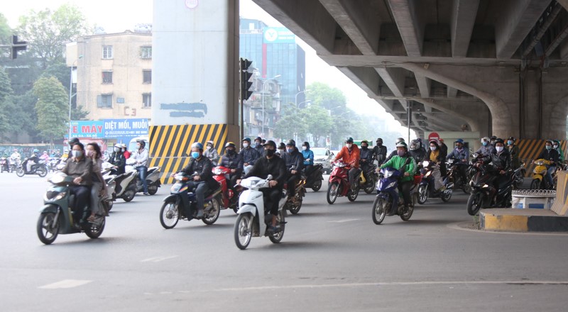 [Anh] Ha Noi: Ngay thu 7 thuc hien cach ly xa hoi, dong nguoi bat ngo do xo ra duong - Hinh anh 4