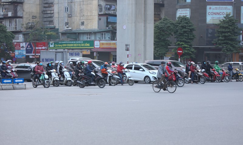 [Anh] Ha Noi: Ngay thu 7 thuc hien cach ly xa hoi, dong nguoi bat ngo do xo ra duong - Hinh anh 5