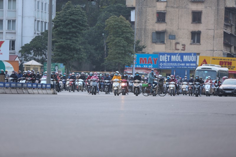 [Anh] Ha Noi: Ngay thu 7 thuc hien cach ly xa hoi, dong nguoi bat ngo do xo ra duong - Hinh anh 6