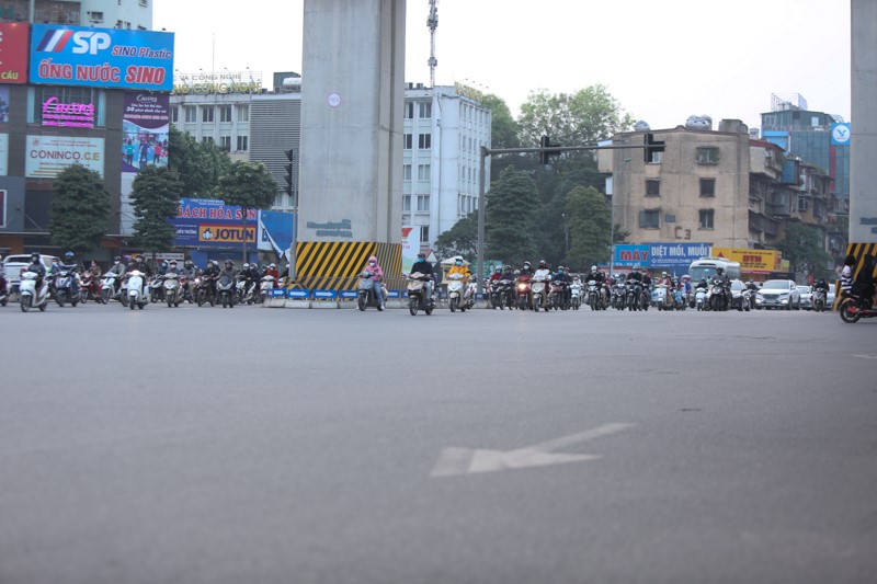 [Anh] Ha Noi: Ngay thu 7 thuc hien cach ly xa hoi, dong nguoi bat ngo do xo ra duong - Hinh anh 7