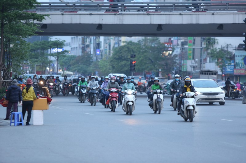 [Anh] Ha Noi: Ngay thu 7 thuc hien cach ly xa hoi, dong nguoi bat ngo do xo ra duong - Hinh anh 8