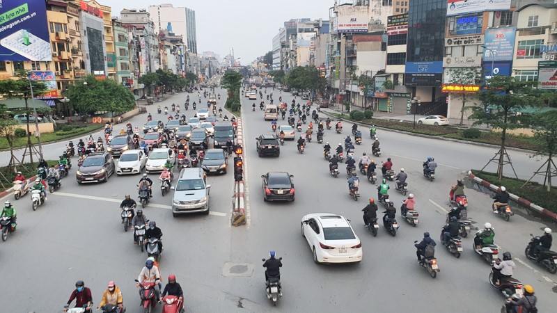 [Anh] Ha Noi: Ngay thu 7 thuc hien cach ly xa hoi, dong nguoi bat ngo do xo ra duong - Hinh anh 9