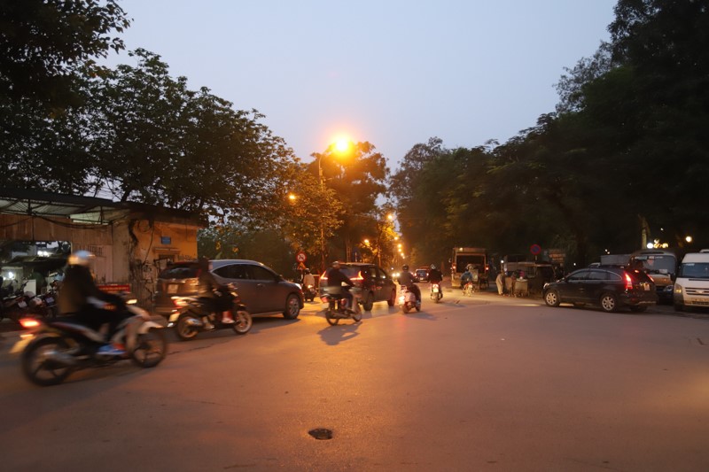 [Anh] Ha Noi: Ngay thu 7 thuc hien cach ly xa hoi, dong nguoi bat ngo do xo ra duong - Hinh anh 16