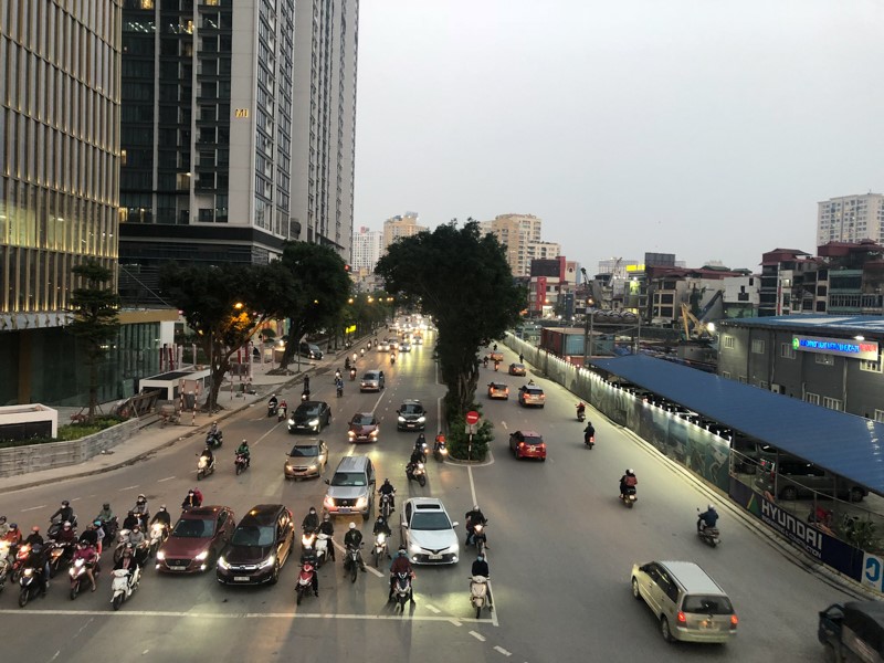 [Anh] Ha Noi: Ngay thu 7 thuc hien cach ly xa hoi, dong nguoi bat ngo do xo ra duong - Hinh anh 17