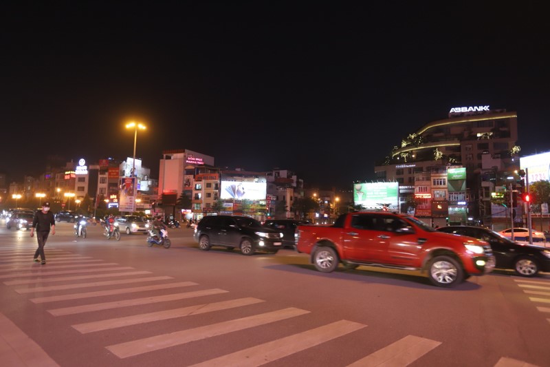 [Anh] Ha Noi: Ngay thu 7 thuc hien cach ly xa hoi, dong nguoi bat ngo do xo ra duong - Hinh anh 18