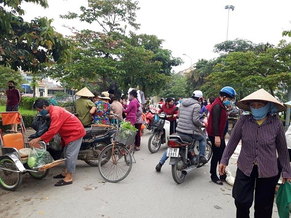 Ngoai thanh Ha Noi: Nhieu nguoi chu quan, lo la trong phong dich Covid-19 - Hinh anh 2