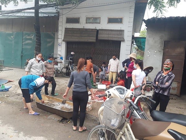 Ngoai thanh Ha Noi: Nhieu nguoi chu quan, lo la trong phong dich Covid-19 - Hinh anh 4