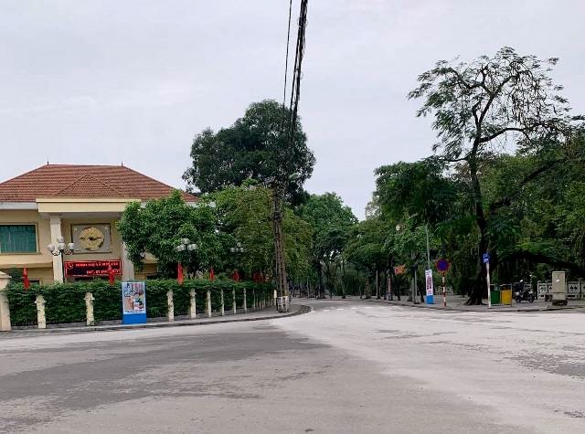 Nguoi dan thi xa Son Tay o nha chong dich, duong pho vang ve la thuong - Hinh anh 2