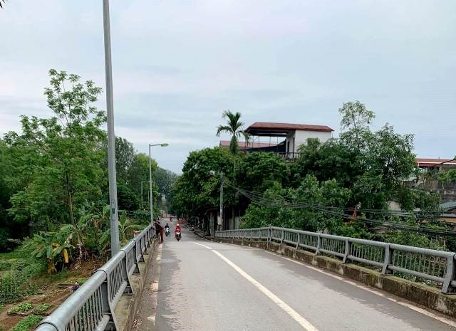 Nguoi dan thi xa Son Tay o nha chong dich, duong pho vang ve la thuong - Hinh anh 5