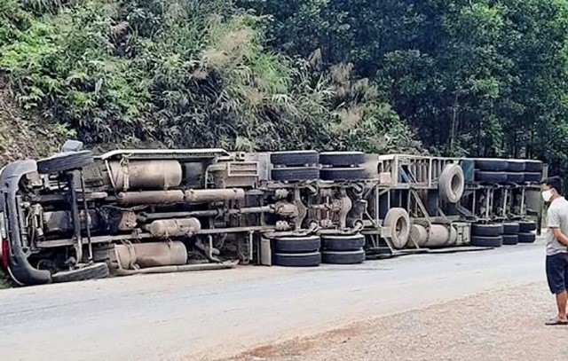 Xe dau keo gap nan tren duong, tai xe tu vong trong ca bin - Hinh anh 1