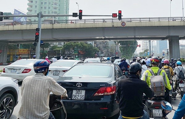 Luu luong giao thong tac dong lon den chat luong khong khi Ha Noi - Hinh anh 1