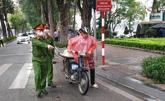 Tiep tuc thuc hien gian cach xa hoi: Nguoi dan co bieu hien lo la, chu quan - Hinh anh 1