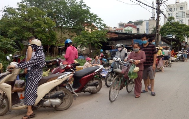 Tai phuong Dai Mo, quan Nam Tu Liem: Cho hop tran ra duong trong thoi diem cach ly xa hoi - Hinh anh 2