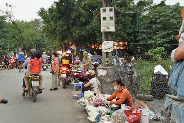 Tai phuong Dai Mo, quan Nam Tu Liem: Cho hop tran ra duong trong thoi diem cach ly xa hoi - Hinh anh 3