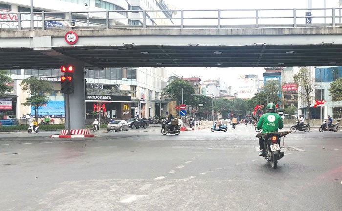 [Diem nong giao thong] Nhieu nguoi co tinh vuot den do - Hinh anh 1