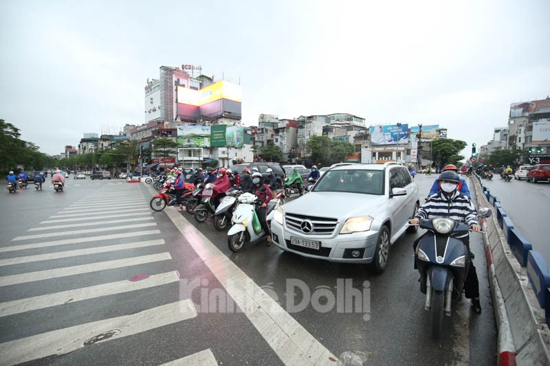 [Anh] Ha Noi: Tai dien canh tac duong trong ngay dau noi long gian cach xa hoi - Hinh anh 12