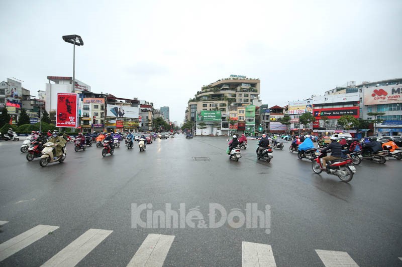 [Anh] Ha Noi: Tai dien canh tac duong trong ngay dau noi long gian cach xa hoi - Hinh anh 13