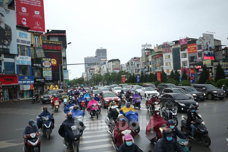 [Anh] Ha Noi: Tai dien canh tac duong trong ngay dau noi long gian cach xa hoi - Hinh anh 14