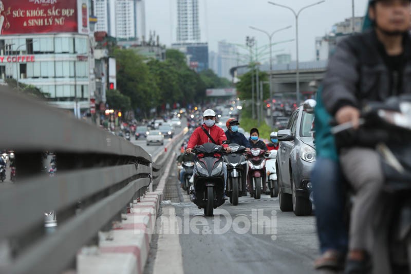 [Anh] Ha Noi: Tai dien canh tac duong trong ngay dau noi long gian cach xa hoi - Hinh anh 6