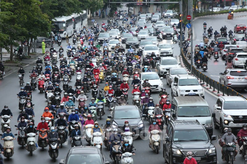 [Anh] Ha Noi: Tai dien canh tac duong trong ngay dau noi long gian cach xa hoi - Hinh anh 9