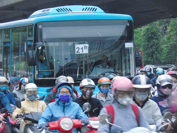 Ha Noi: Xe buyt khong nhan them khach khi tren xe du 20 nguoi - Hinh anh 1