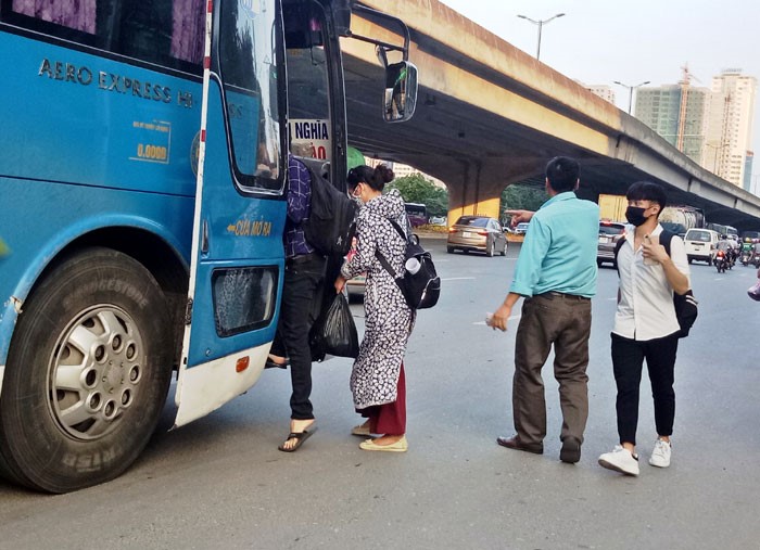 Xu ly nghiem xe khach chay “ra re”, dung do, don tra khach, boc xep hang hoa sai quy dinh - Hinh anh 1