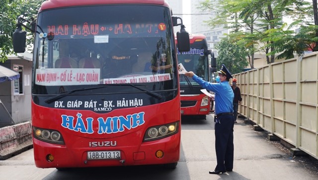 Ha Noi: Tuyen truyen ky, xu phat nang xe khach dip nghi le 30/4 - Hinh anh 1