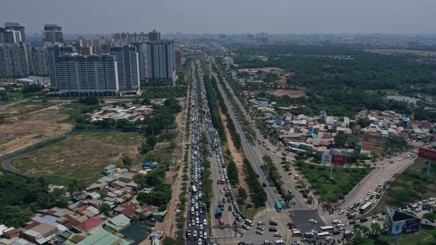 Nguoi dan un un nghi le, cua ngo cac TP un tac nghiem trong trong ngay 30/4 - Hinh anh 6