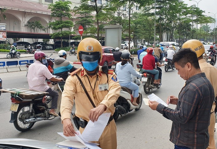 De xuat tru diem tren giay phep lai xe: Lieu co phat sinh tieu cuc? - Hinh anh 1