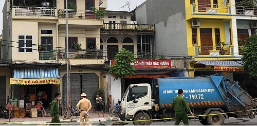 Ha Noi: Nam thanh nien tu vong sau cu dau dau xe tai - Hinh anh 1