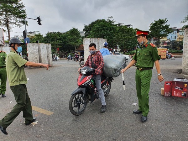 Cong an quan Ba Dinh ra quan tong kiem soat phuong tien - Hinh anh 1