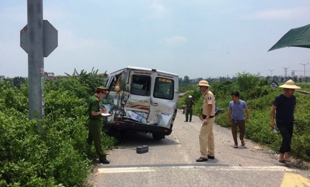 Co vuot duong sat, xe dua don hoc sinh bi tau hoa dam mop duoi - Hinh anh 1