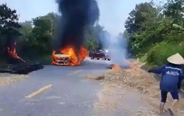 Nghe An: O to chay tro khung tren duong, tai xe bi bong nang - Hinh anh 1