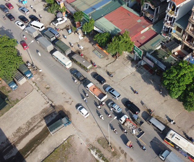 Du cach trung tam Ha Noi gan 20km, nhung cau Mai Linh van un tac keo dai gio cao diem - Hinh anh 3