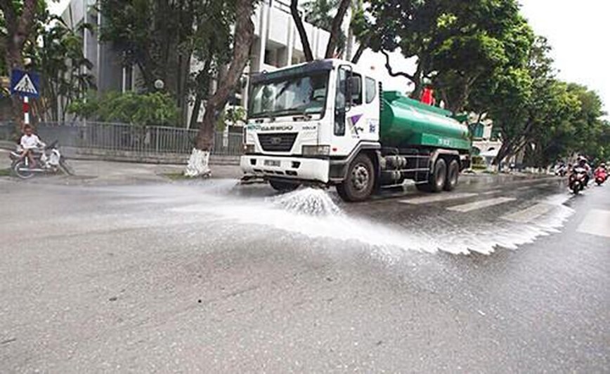 Ha Noi: Se ra soat cac tuyen duong de xuat thuc hien tuoi nuoc rua duong - Hinh anh 1