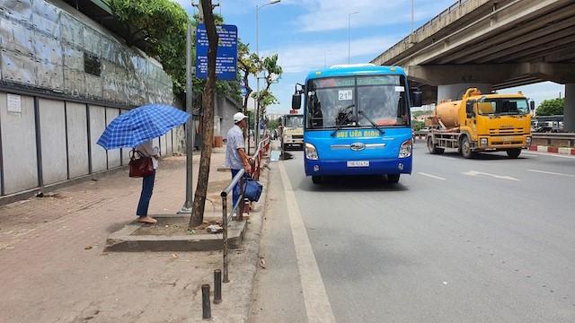 Nguoi di bo tren via he duong Phap Van luu thong tot - Hinh anh 1