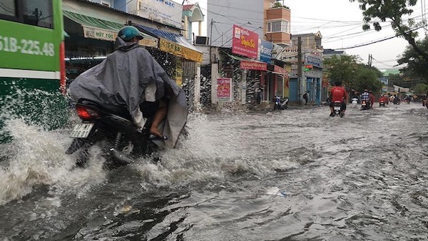 TP Ho Chi Minh: Mua nhu trut nuoc, duong ngap, cay do khap noi - Hinh anh 1