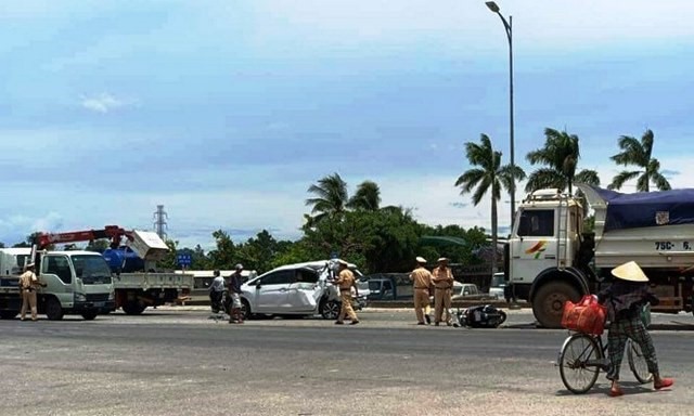 Tin tuc tai nan giao thong hom nay 30/6: Xe tai lat gay tai nan lien hoan tren Dai lo Mai Chi Tho - Hinh anh 1