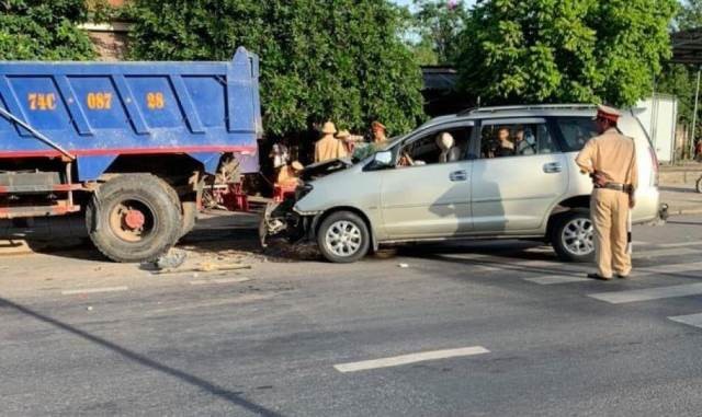 Tin tuc tai nan giao thong moi nhat hom nay 3/7: Xe container lat nghieng roi boc chay - Hinh anh 1