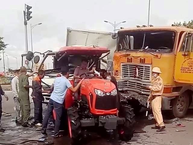 Tin tuc tai nan giao thong moi nhat hom nay 3/7: Xe container lat nghieng roi boc chay - Hinh anh 3