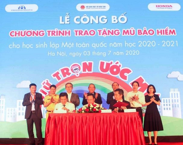 Cha me cho con dau tran di qua truoc mat luc luong tuan tra ma khong bi xu phat - Hinh anh 2